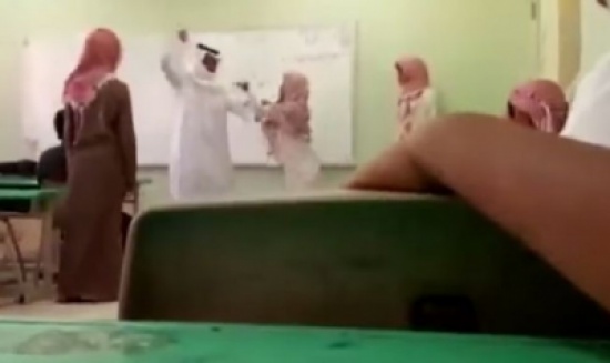 فيديو: معلم يضرب الطلاب بوحشية