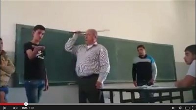 فيديو يثير الجدل لأستاذ يضرب تلامذته في رام الله فيديو يثير الجدل لأستاذ يضرب تلامذته في رام الله
