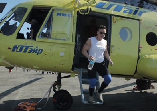 فيديو: امرأة تسحب مروحية وزنها 8.6 طن