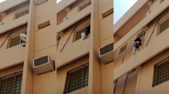 بالفيديو: شاب يخاطر بحياته لإنقاذ طفل كان على وشك السقوط