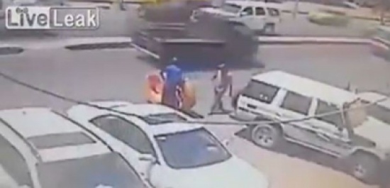 شاهد.. ساعد صديقه في عبور الطريق فصدمته سيارة مسرعة