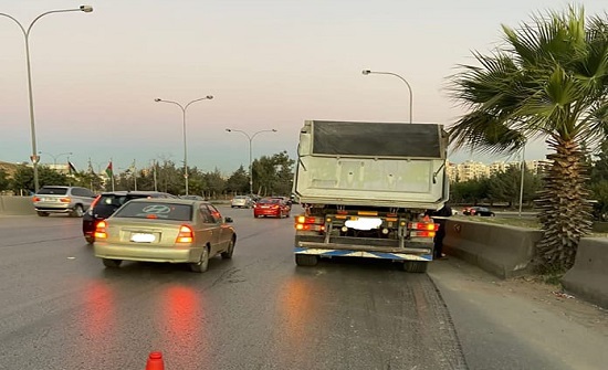 تعطل مركبة شحن ما قبل نفق الملتقى يتسبب بازدحام مروري تعطل مركبة شحن ما قبل نفق الملتقى يتسبب بازدحام مروري