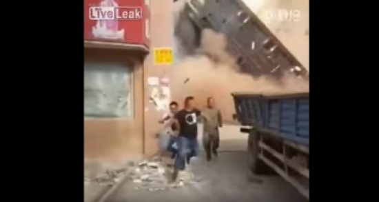 فيديو| لحظة انهيار بناية ضخمة فوق "حفار" فيديو| لحظة انهيار بناية ضخمة فوق "حفار"