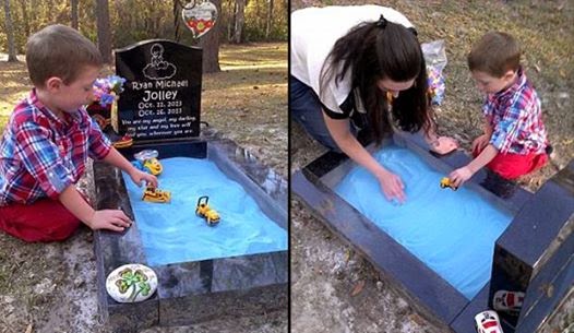 أم تبتكر طريقة غريبة لجعل ابنها يلعب مع أخيه المتوفى !!