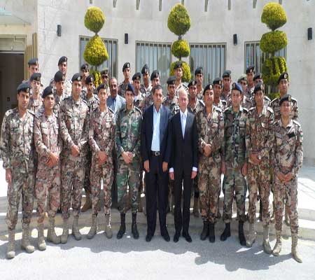 وفد ضباط مدرسة الدروع الملكية يزور الهيئة الهاشمية للمتقاعدين العسكريين