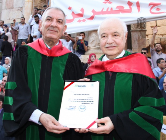 جامعة جرش تمنح أبوغزاله شهادة الدكتوراه الفخرية في "الإدارة والاقتصاد" جامعة جرش تمنح أبوغزاله شهادة الدكتوراه الفخرية في "الإدارة والاقتصاد"