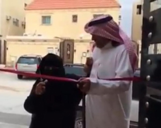 شاهد.. أم من ذوي الاحتياجات الخاصة تفتتح منزل ابنها .. والابن يقبل قدميها