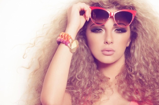بالـصور..معجبة تقبل ميريام فارس بطريقة غريبة بالـصور..معجبة تقبل ميريام فارس بطريقة غريبة