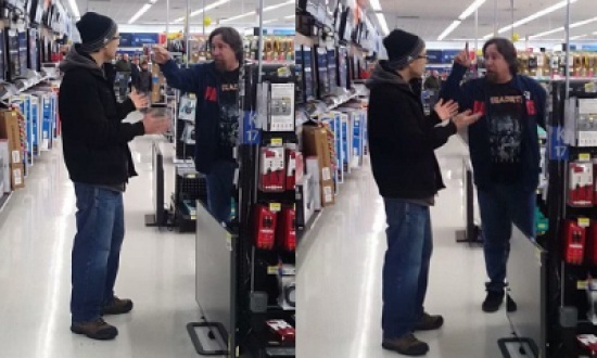 شاهد: رجل يتشاجر مع متسوق بسبب زوجته