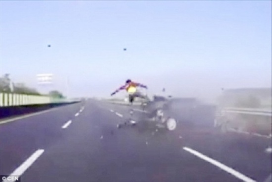 شاهد..  لحظة طيران سائق من داخل سيارته في حادث مروع