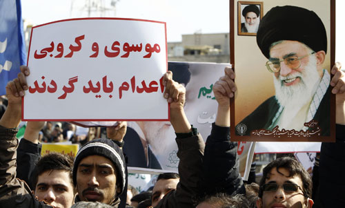 الاف المصلين الايرانيين وانصار النظام يطالبون بشنق موسوي وكروبي