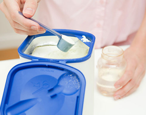 توزيع حليب الاطفال على ابناء اللاجئين السوريين في محافظة المفرق