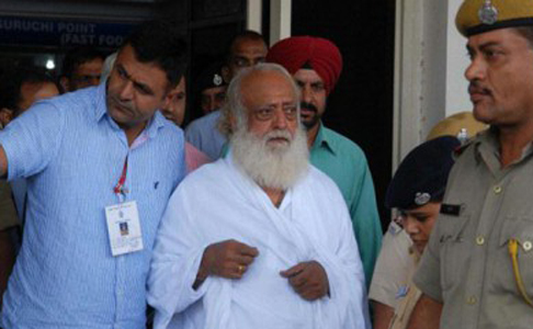 رجل دين هندي يخصي نفسه بعد اغتصاب مرشده طفلة