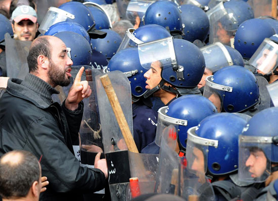  قوات الشرطة تحاصر وسط العاصمة الجزائرية وتمنع مسيرة للمعارضة