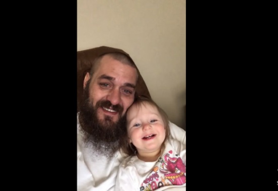 براءة طفلة تغني مع والدها "دويتو".. فيديو رااائع!