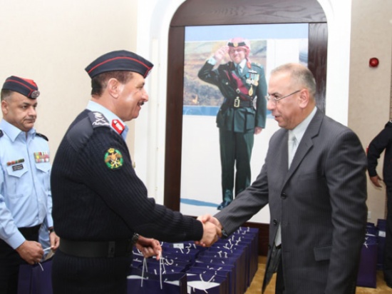 الطوالبة يكرم عددا من كبار ضباط الأمن العام المتقاعدين الطوالبة يكرم عددا من كبار ضباط الأمن العام المتقاعدين