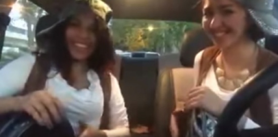 شاهد..  فتاتان تشعلان مواقع التواصل بوصلة تقسيم على "الطبلة"