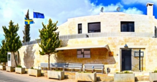 افشال اعتصام حملة الدكتوراة من المعوقين امام السفارة السويدية في عمان