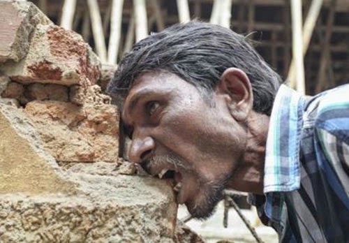 فيديو : هندي يأكل 3 كيلو من الحجارة يومياً