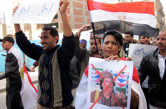 لندن "تشجع" الدول العربية على "التنديد" باعمال العنف في ليبيا