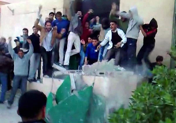 سكان يقولون ان قوات من الجيش انضمت الى المحتجين في بنغازي