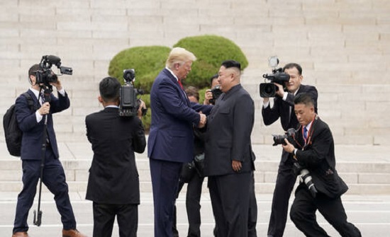 ترامب يرفض التعليق على ما إذا كان كيم في سدة الحكم ترامب يرفض التعليق على ما إذا كان كيم في سدة الحكم