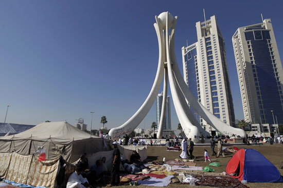 المعتصمون بدوار اللؤلؤة يمضون ليلتهم الثانية