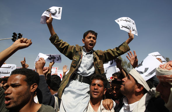 الالاف يبدأون اعتصاما مفتوحا في صنعاء وقتيل في عدن برصاص الامن