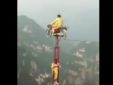 فيديو مخيف : السير بدراجة على حبل