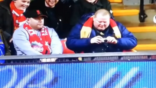 مشجع يلتقط صورة للاعب كرة قدم سقط عند قدميه