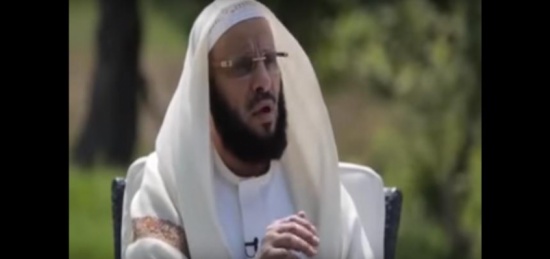 الداعية عائض القرني: هكذا أخفيتُ أصابتي عن أمي.. وتلقيتُ رد فعل ابنتي الداعية عائض القرني: هكذا أخفيتُ أصابتي عن أمي.. وتلقيتُ رد فعل ابنتي