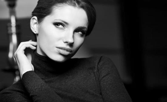 10 طرق تساعدك على الظهور كامرأة ذكية أمام الناس