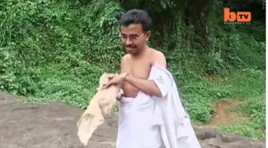 أستاذ هندي يذهب الى عمله " سباحه " !