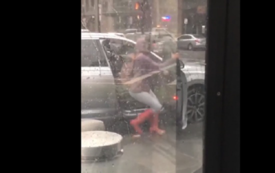 الرياح القوية تحرج فتاة . بالفيديو