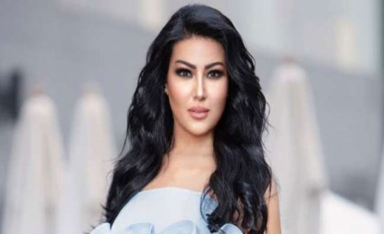 سمية الخشاب تنشر صورة لها بفستان ابيض قصير وسط باقة ورود