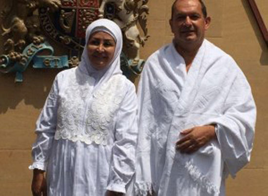 هذه هي قصّة السفير البريطاني الذي اعتنق الإسلام وأدى فريضة الحج هذا العام هذه هي قصّة السفير البريطاني الذي اعتنق الإسلام وأدى فريضة الحج هذا العام