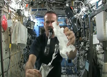 عصر منشفة مبللة في الفضاء