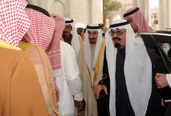 الملك السعودي  يعود من النقاهة و يأمر بصرف 37 مليار دولار للشعب 