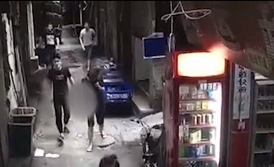 فيديو مروع لرجل يسير بالشارع حاملا رأس زوجته فيديو مروع لرجل يسير بالشارع حاملا رأس زوجته