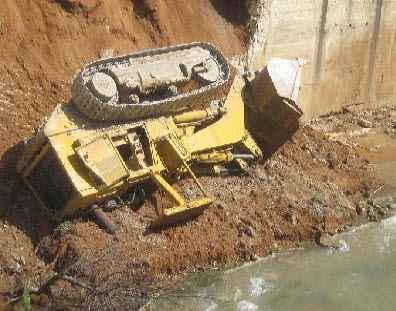 تدهور جرافة عن منحدر في سحاب ووفاة السائق تدهور جرافة عن منحدر في سحاب ووفاة السائق