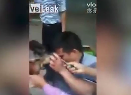 بالفيديو: قطّع السلحفاة إلى نصفين فعضّته بشراسة بالفيديو: قطّع السلحفاة إلى نصفين فعضّته بشراسة