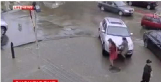 إمرأة تتعلم القيادة تدهس فتاتين !