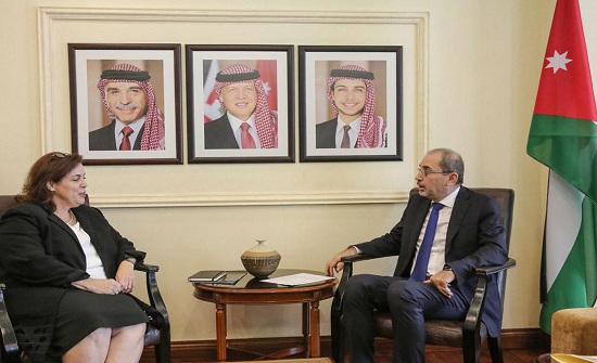 الصفدي يلتقي مساعدة وزير الخارجية الأمريكي لشؤون السكان