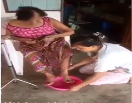 بنت تغسل أقدام والدتها والأم لا تعلم أنها ابنتها شاهدوا ردة فعل الفتاة