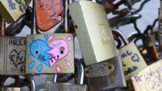 يقفل بنطال صديقته بـ"الأوصاد"