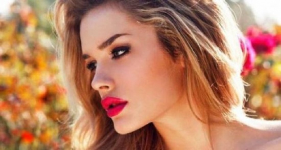 هذه المرأة لا يستطيع الرجل مقاومتها هذه المرأة لا يستطيع الرجل مقاومتها