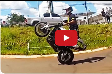 اصطدام مبهر لمتسابق دراجات نارية حاول استعراض مهاراته