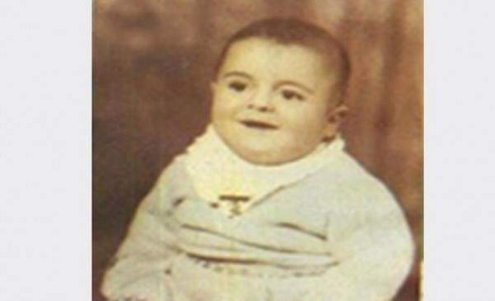 شاهدوا هذا الطفل أصبح فناناً لبنانياً شهيراً.. خمنوا من هو! شاهدوا هذا الطفل أصبح فناناً لبنانياً شهيراً.. خمنوا من هو!