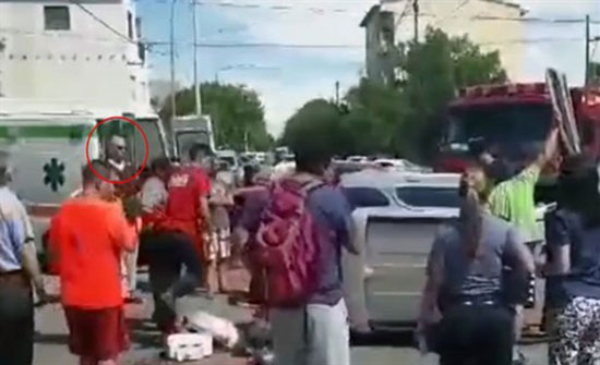 شخص يرصد شبحا يقف لمشاهدة حادث سير في وضح النهار.. فيديو شخص يرصد شبحا يقف لمشاهدة حادث سير في وضح النهار.. فيديو