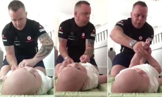 شاهد: رد فعل أب مجبر على تغيير حفاض طفله